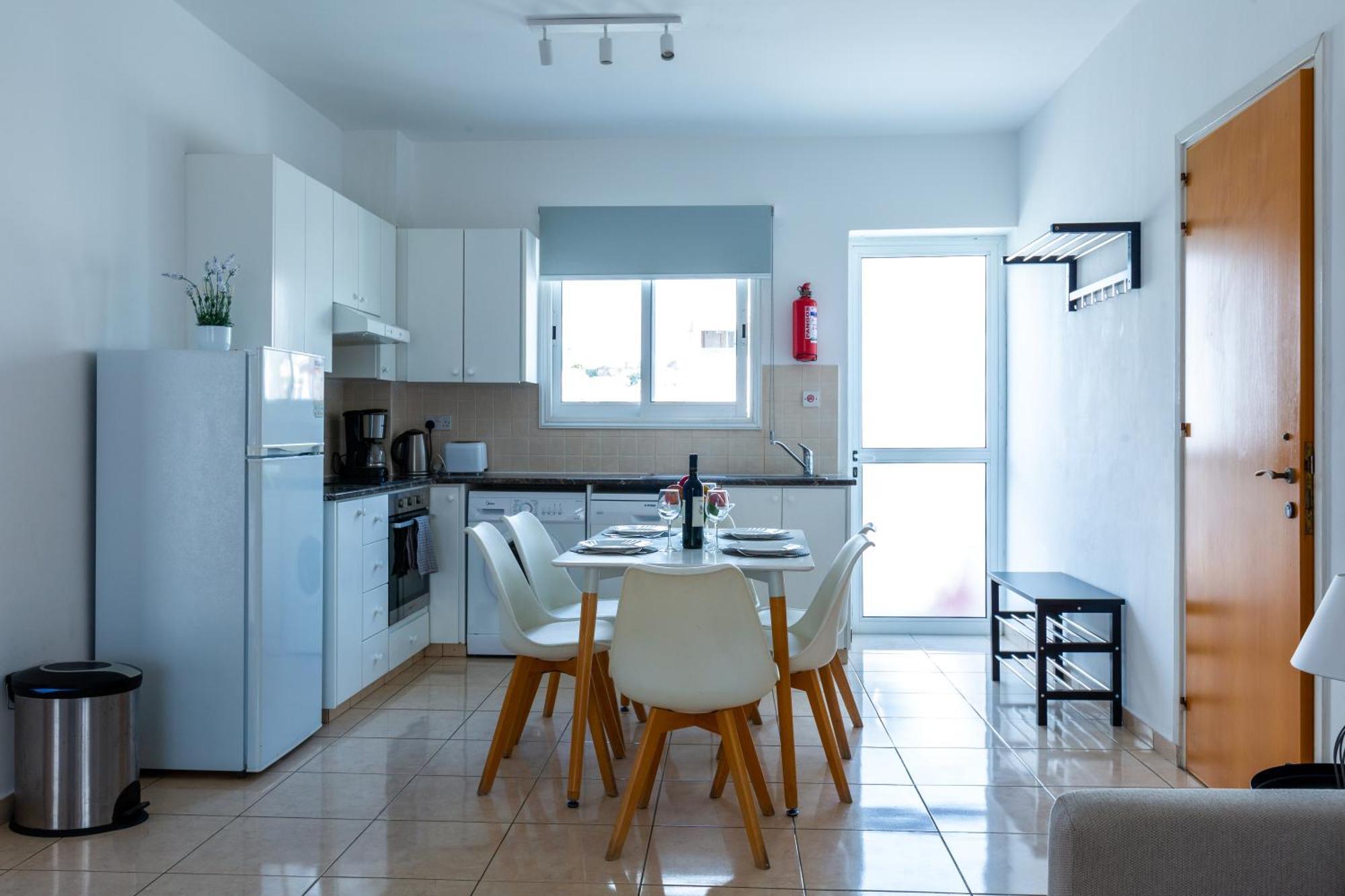 Beautiful 2 Bed Apartment With Great Views In Paphos Luaran gambar